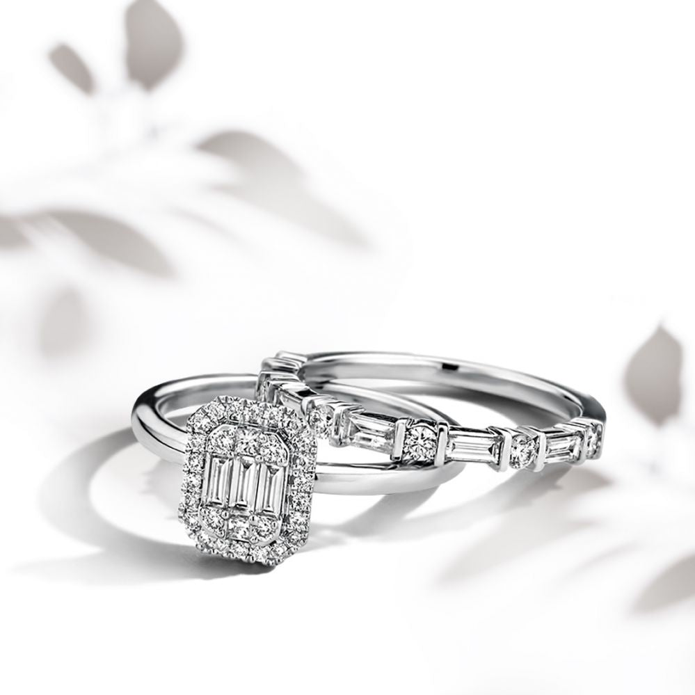 De Elegante Witgouden Ring met Briljant- en Baguette Diamanten 0.54 crt. van Excellent Jewelry schittert op een wit oppervlak met zachte bladschaduwen, met zowel briljant- als baguettegeslepen diamanten in het ontwerp.