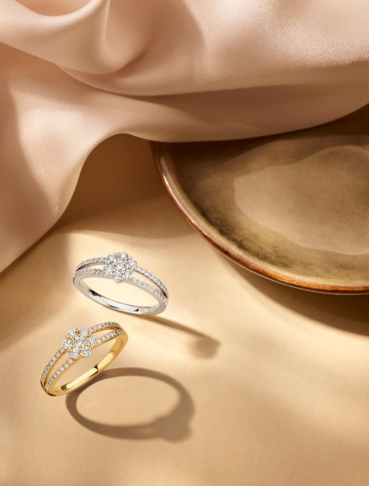 Anillo elegante de oro blanco con brillante en entorno cuadrado y diamantes flotantes 0.55 crt.