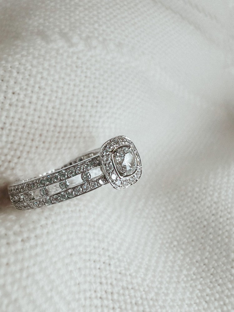 Impresionante anillo clásico halo con diamantes de 0.55 quilates en estilo moderno