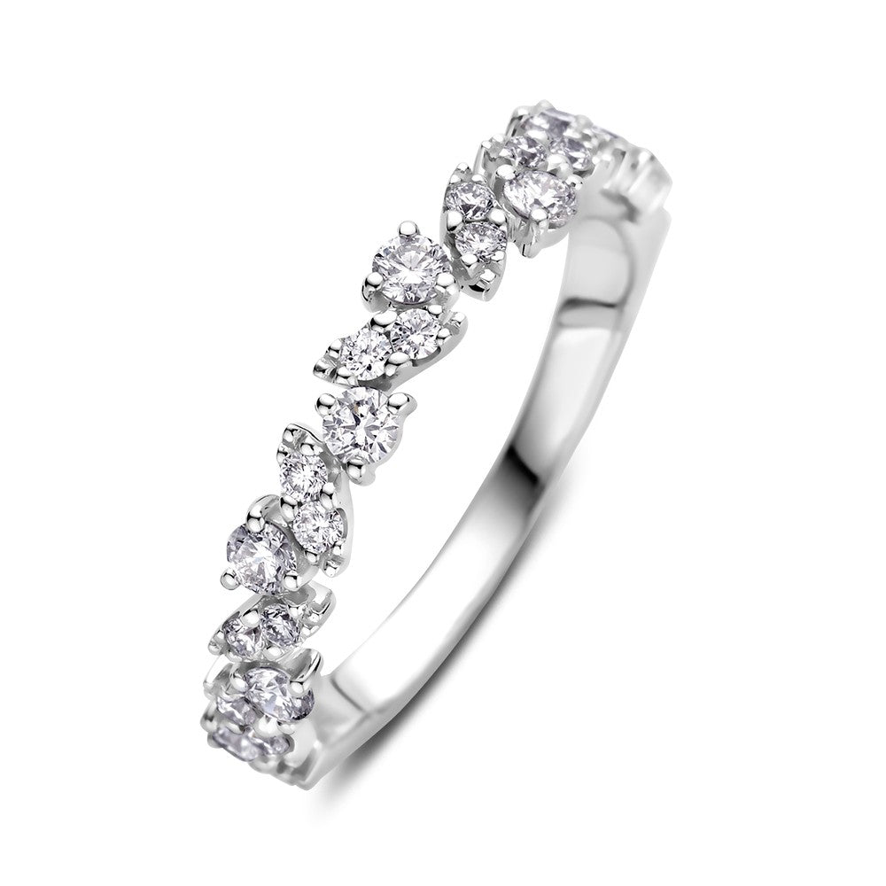 Anillo de oro blanco elegante con diamantes brillantes de 0.58 quilates.