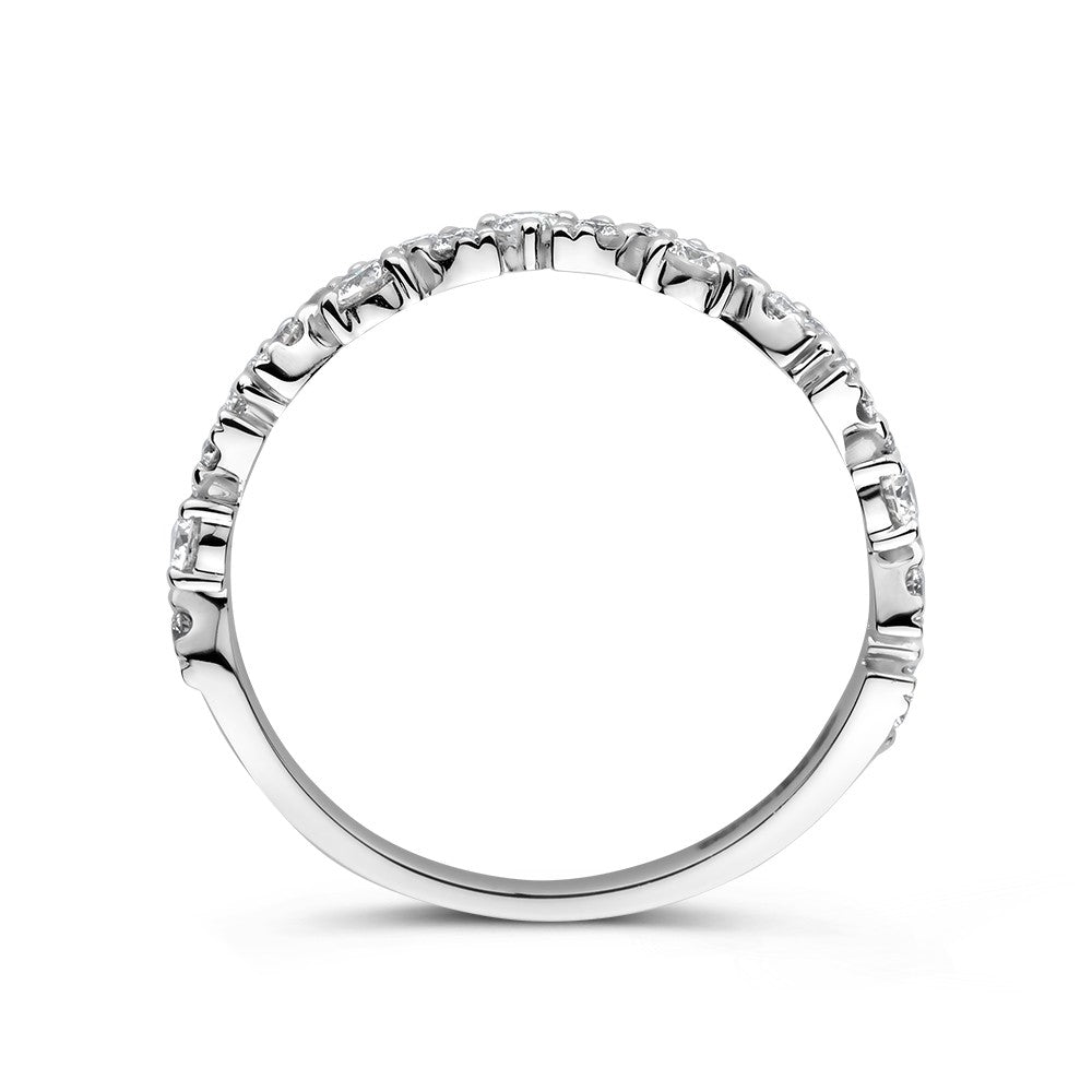 Anillo elegante de oro blanco con diamantes brillantes de 0.58 quilates