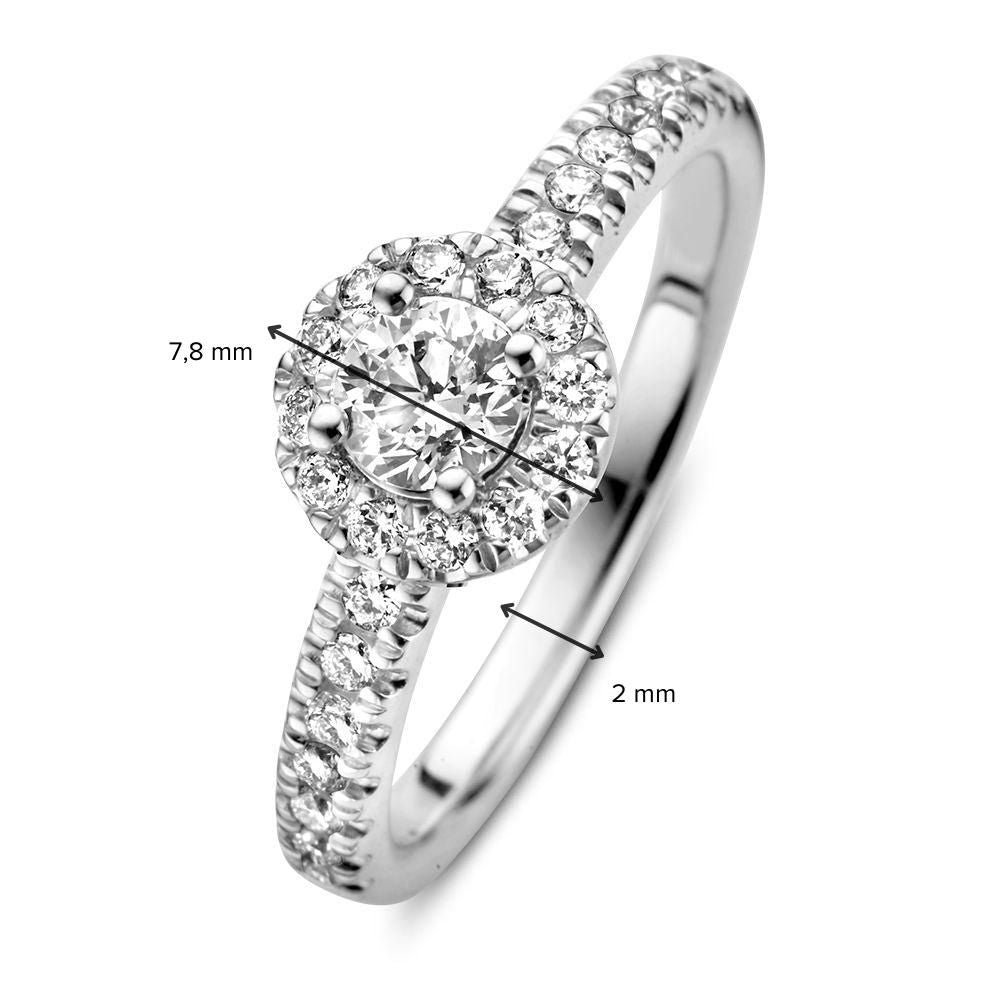 Impresionante Anillo de Oro Blanco con Diamante Central de 0.40 Quilates y Banda Brillante de Acento