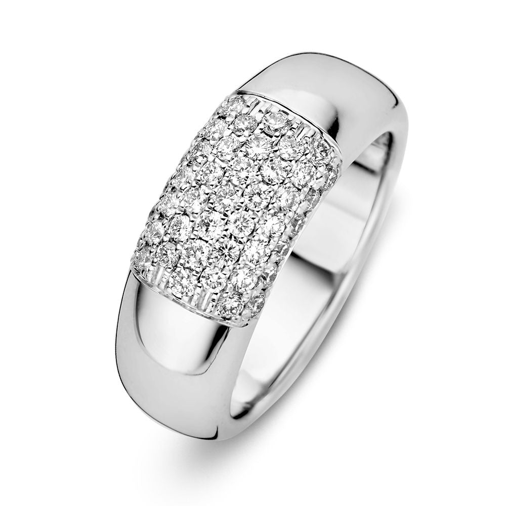 Anillo de oro blanco con diamantes engastados en pavé (0,67 quilates en total).