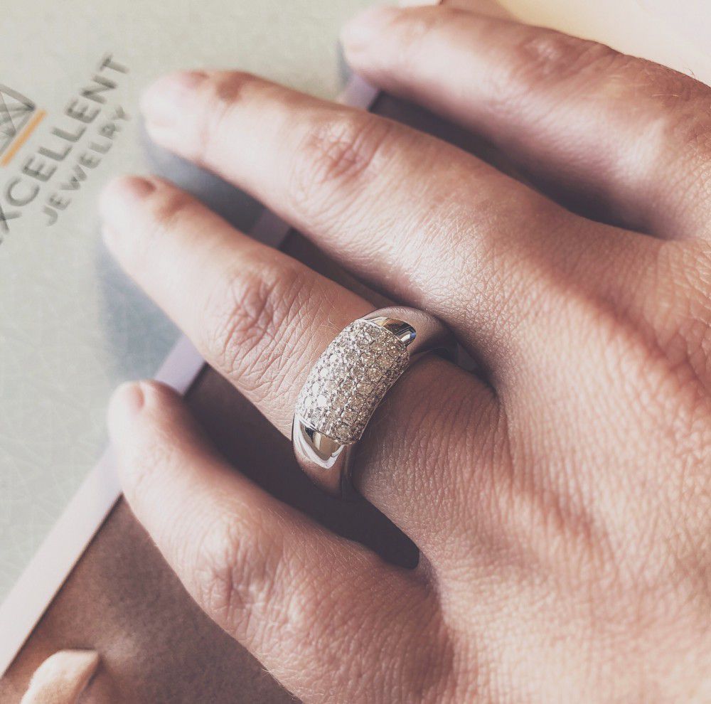 Anillo de oro blanco audaz con diamantes engastados en pavé (0.67 quilates en total)
