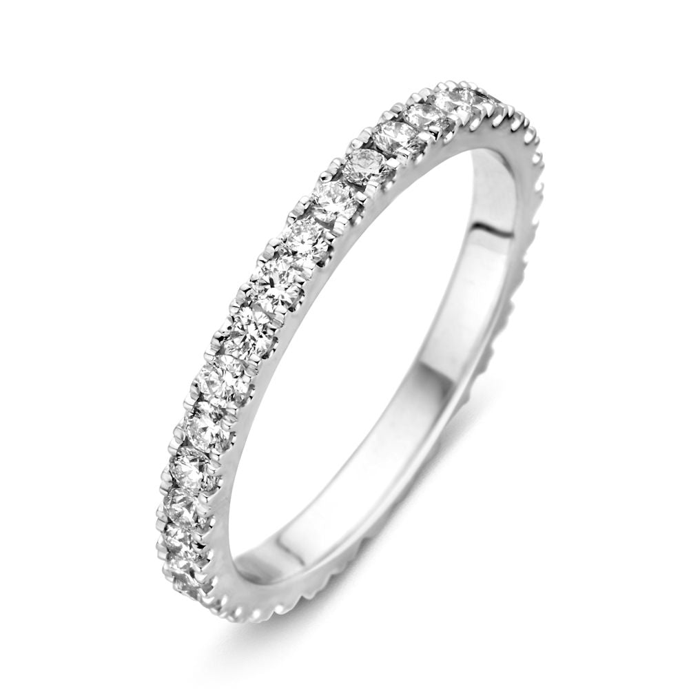 Anillo de oro blanco con brillantes de 0.76 crt, con un diseño alrededor y acabado pulido.