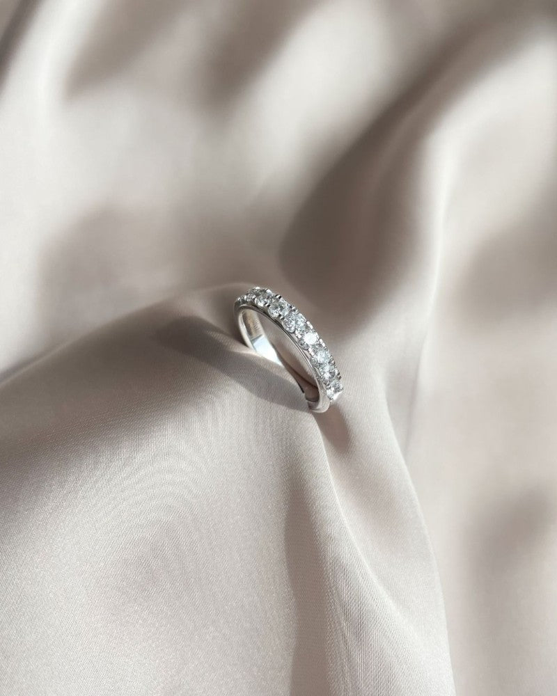 Anillo de oro blanco de 14K elegante con diamante brillante de 1.00 quilate en engaste de media eternidad