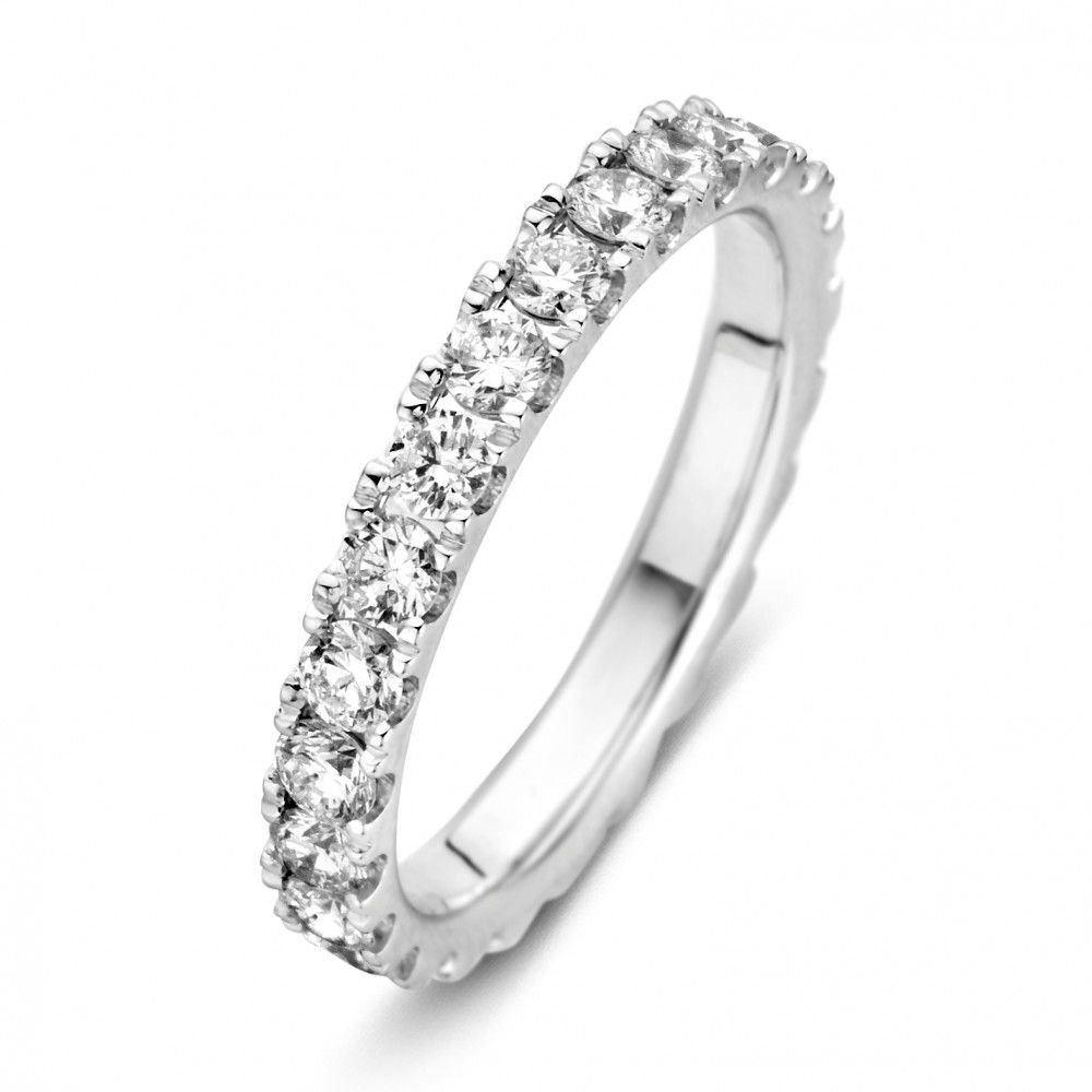 Anillo de eternidad de oro blanco con diamantes de 1.50 quilates.
