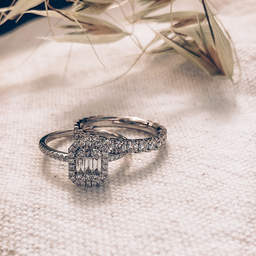 Elegante Anillo de Eternidad de Oro Blanco con 1.50 Quilates de Diamantes