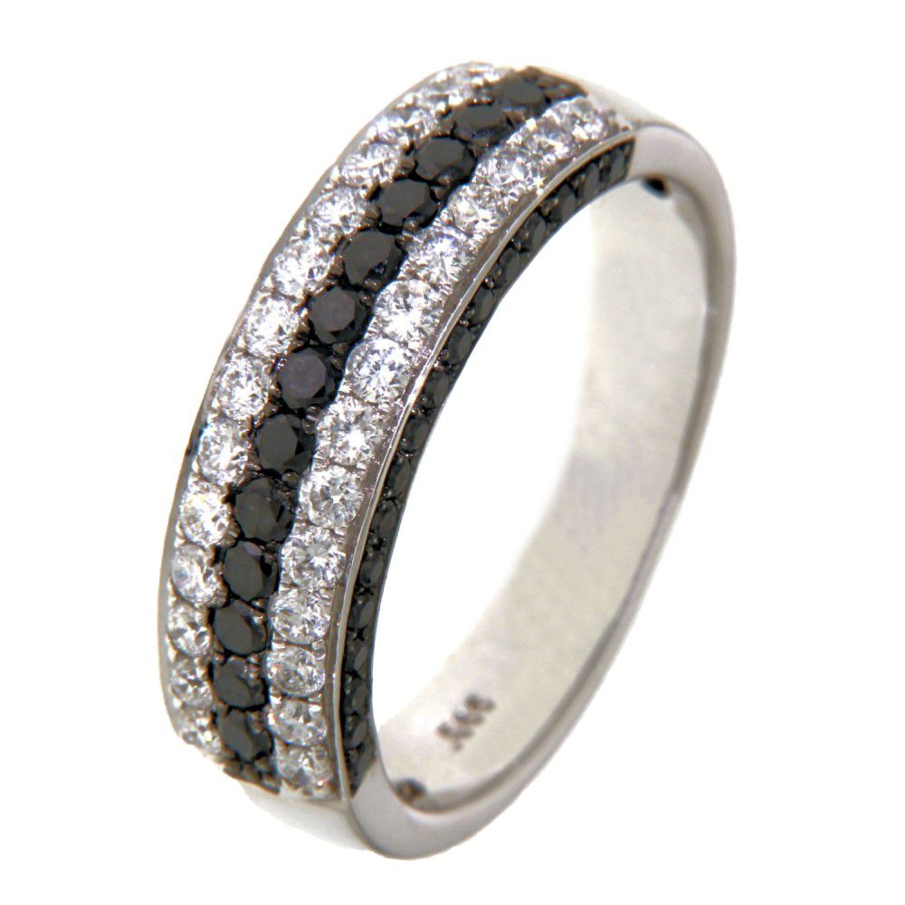 Anillo de oro blanco con diamantes brillantes y diamantes negros en engaste pavé.