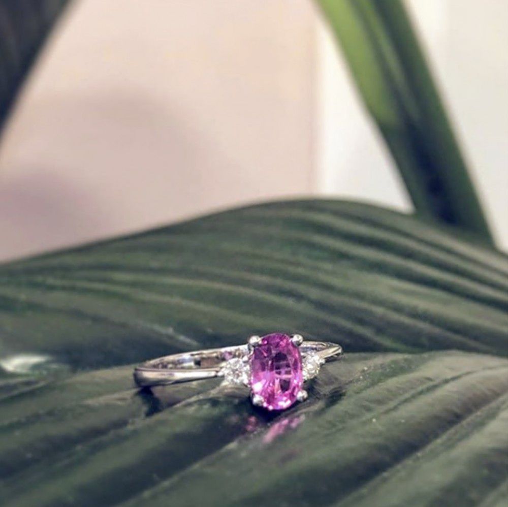 Anillo de mujer de oro blanco con diamante y zafiro rosa – Elegancia Romántica