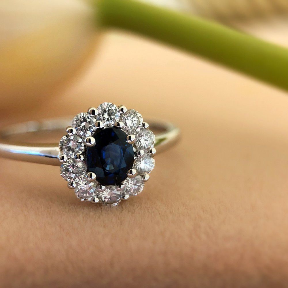 Anillo de oro blanco con zafiro azul y diamantes: una belleza atemporal