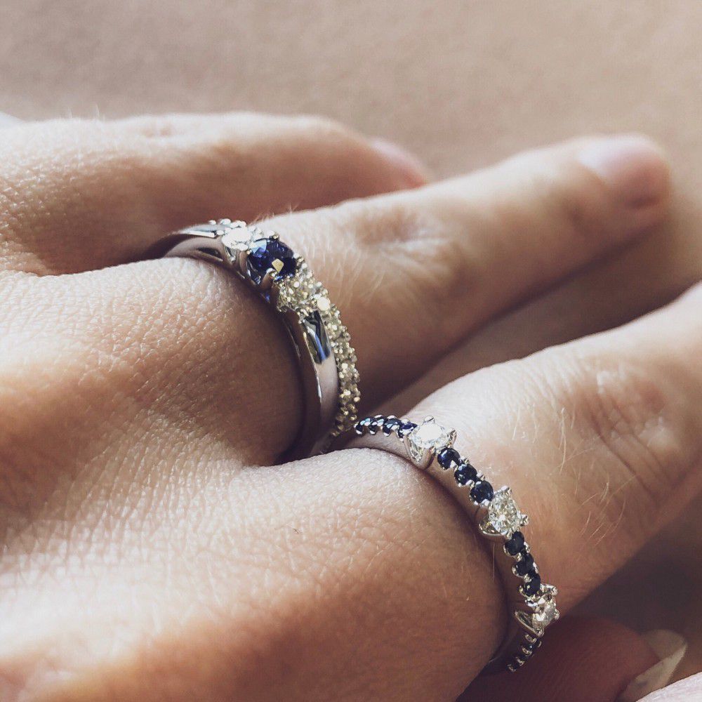 Anillo de mujer en oro blanco con zafiro y diamante – Elegancia Atemporal