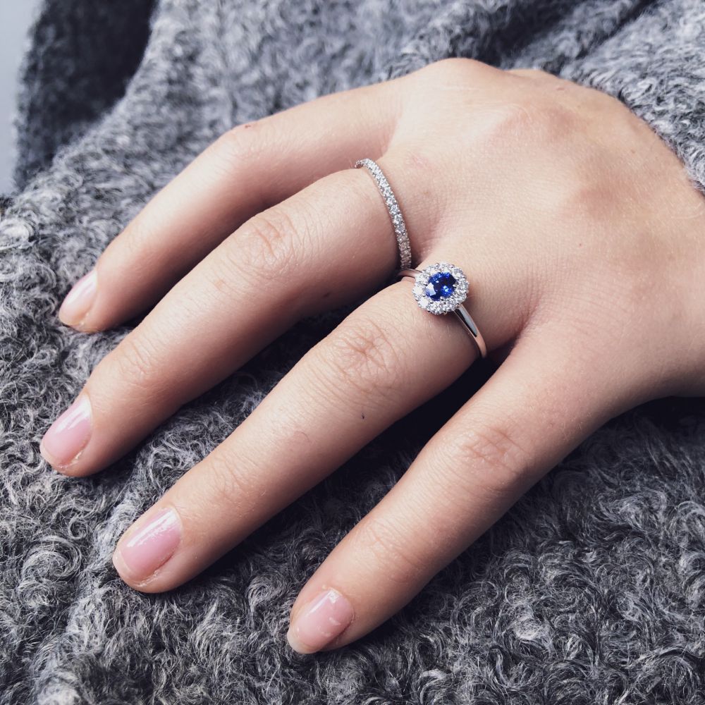 Anillo de oro blanco con zafiro azul y diamantes: una belleza atemporal