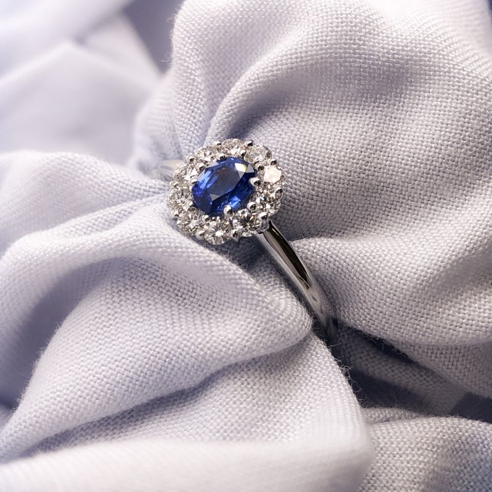Anillo de oro blanco con zafiro azul y diamantes - Elegancia atemporal en un entorno clásico
