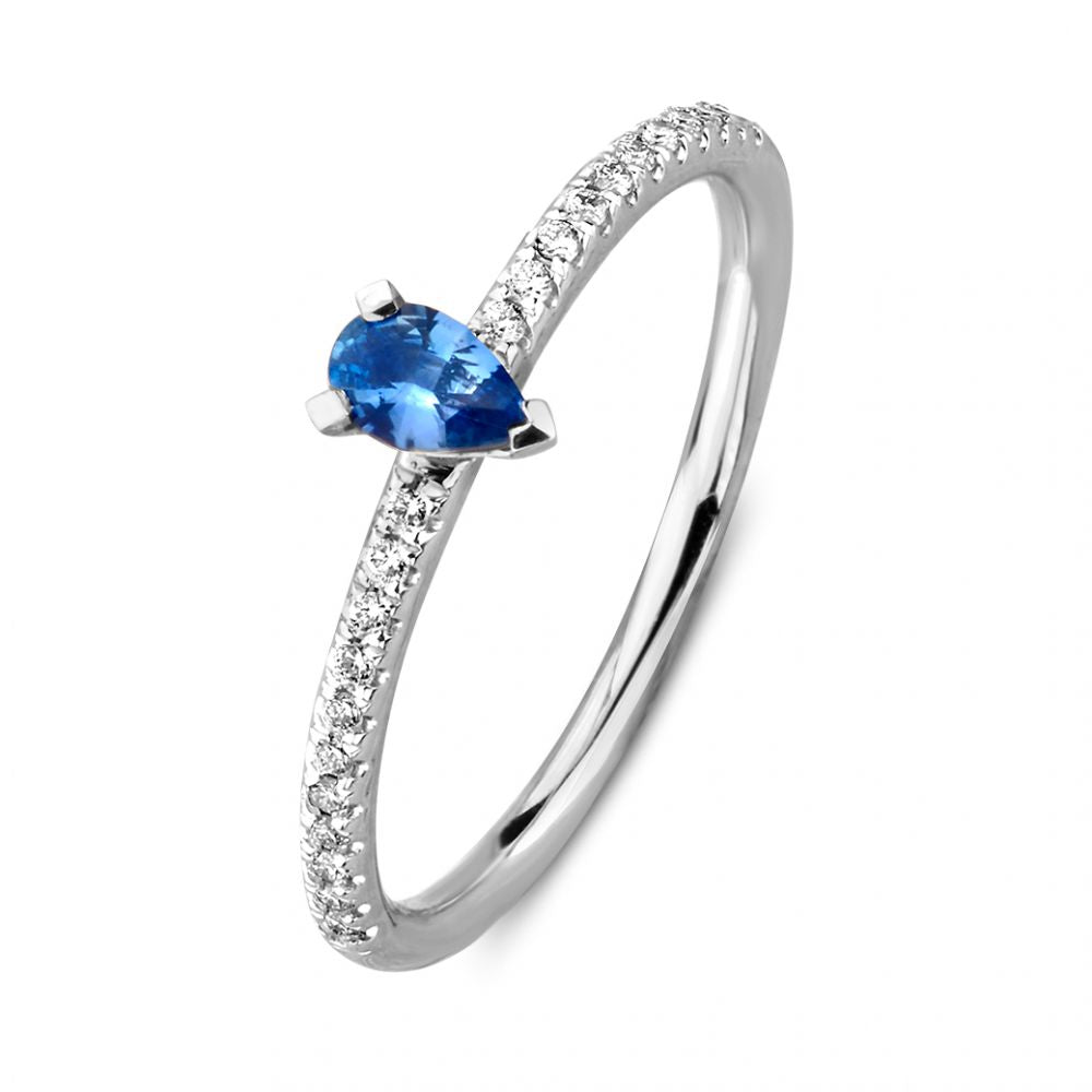 Anillo de oro blanco con zafiro en forma de pera y diamantes brillantes en el aro.