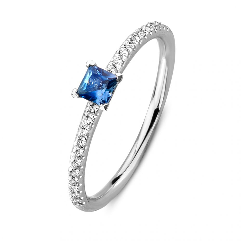 Anillo de oro blanco de 14 quilates con zafiro princesa y diamantes de 0,10 quilates.