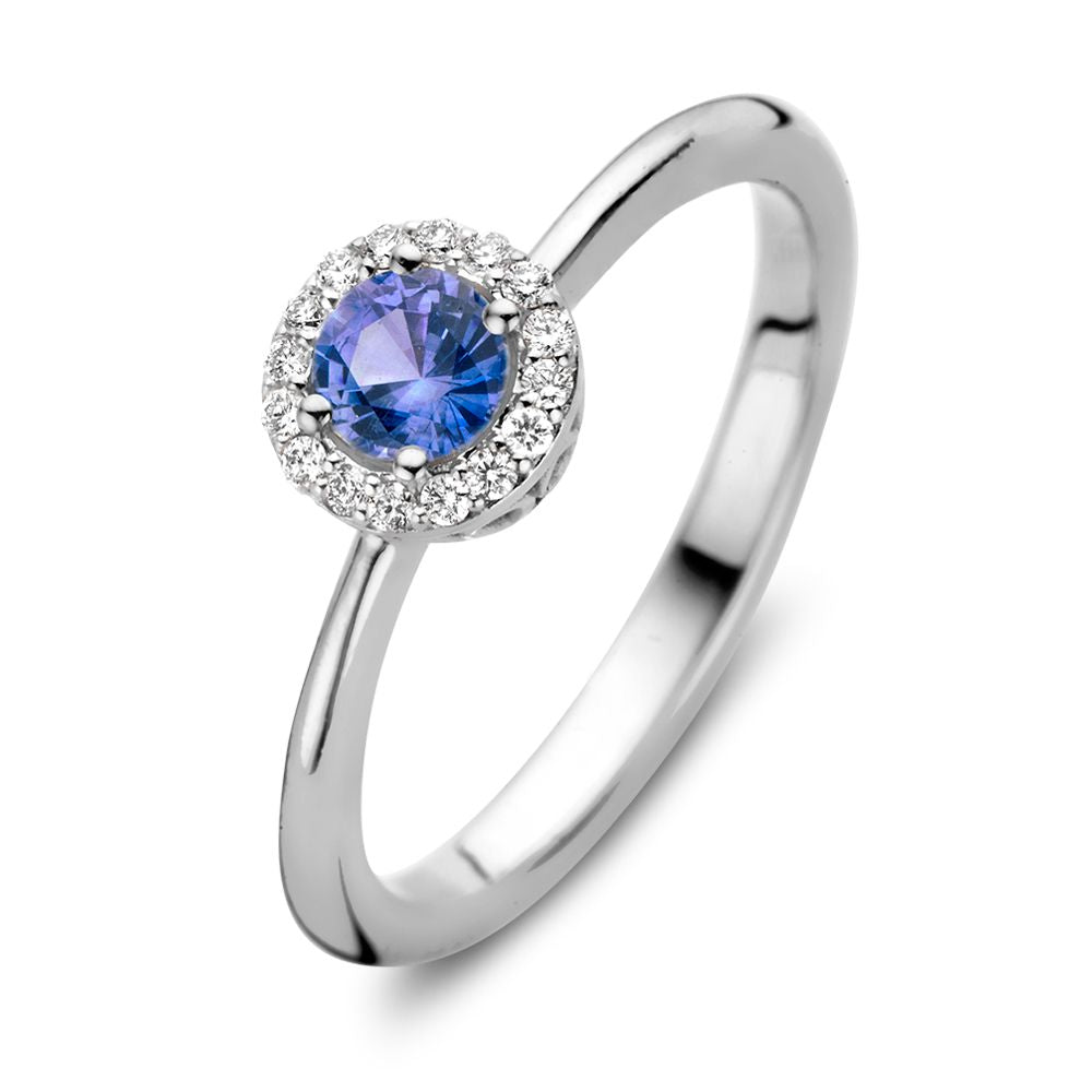 Anillo de oro blanco de 18 quilates con zafiro azul y diamantes de 0.11 ct en el engaste.