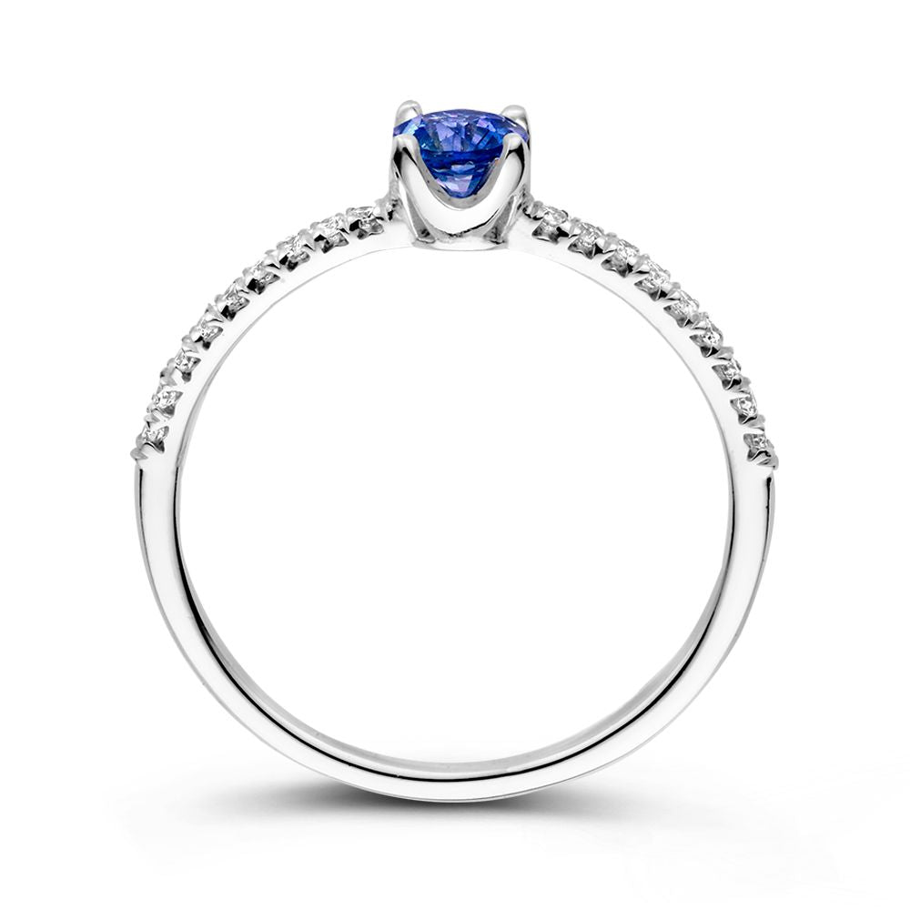 Anillo de oro blanco de 18kt con zafiro azul y 0.15ct de diamantes – Elegante