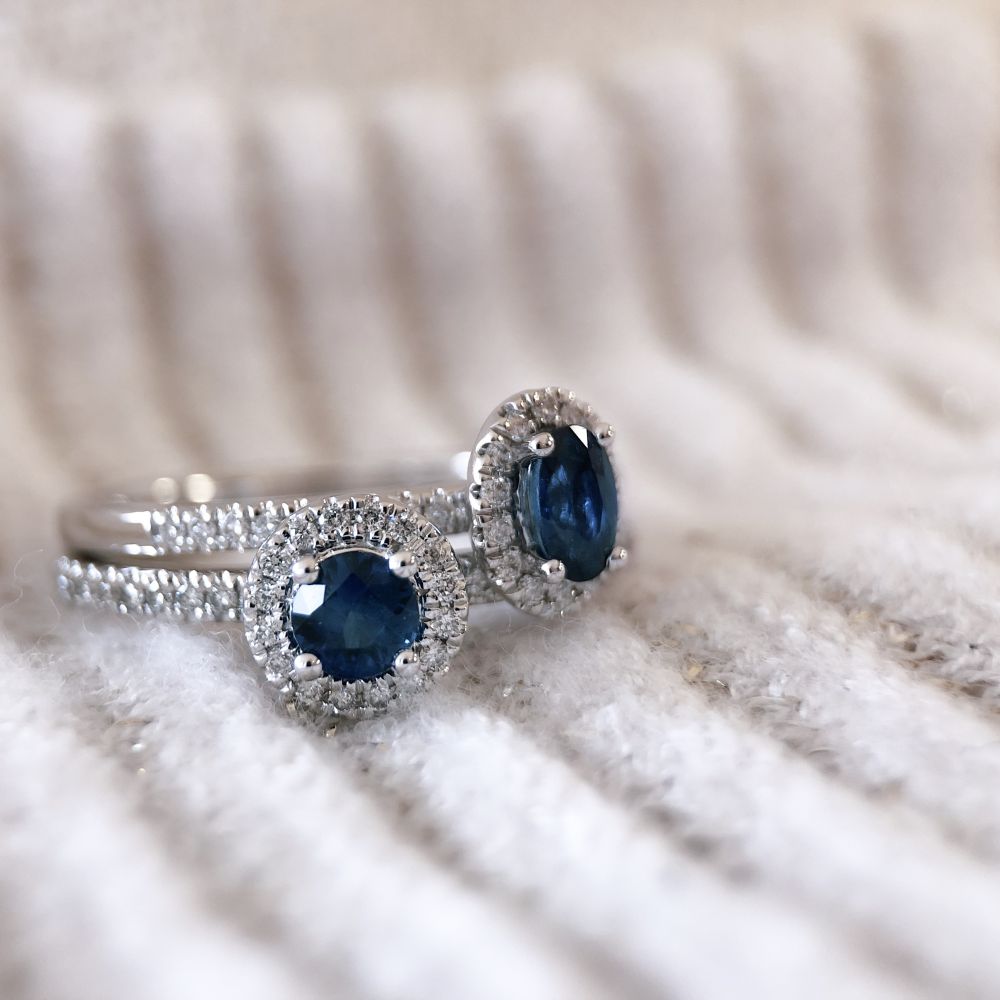 Anillo de oro blanco con zafiro azul y diamante: elegancia en armonía
