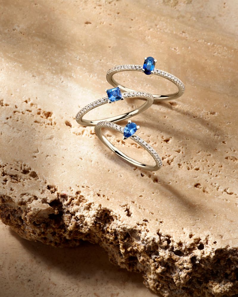Anillo de oro blanco con brillante y zafiro