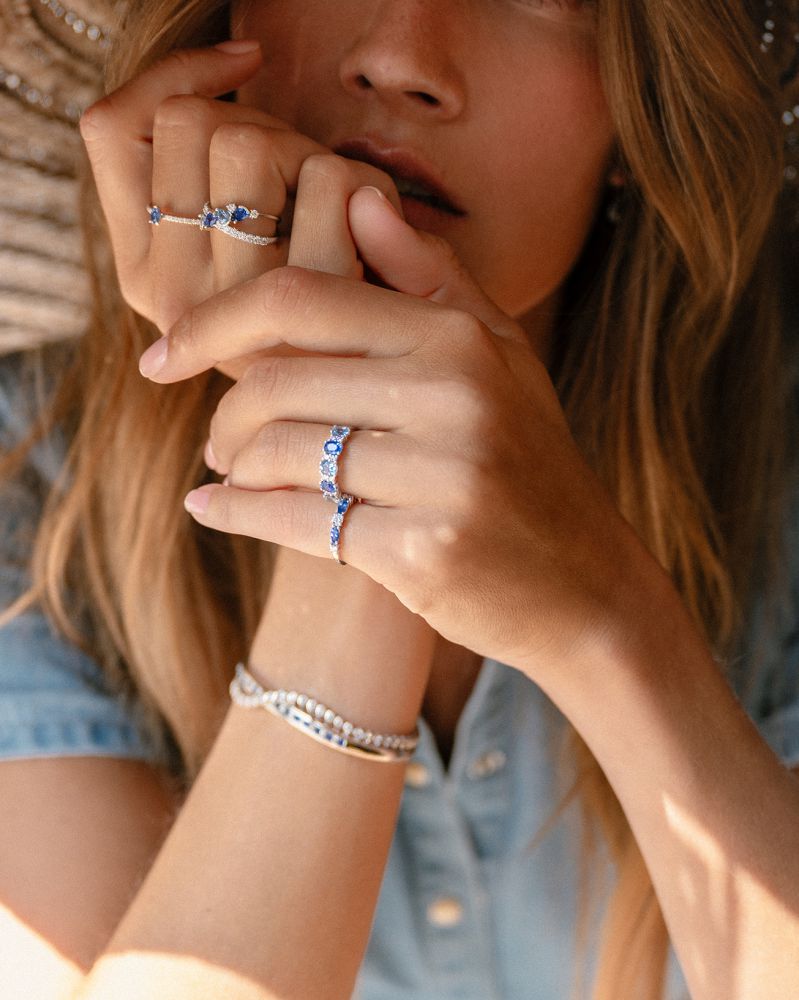 Anillo de oro blanco con brillante y zafiro