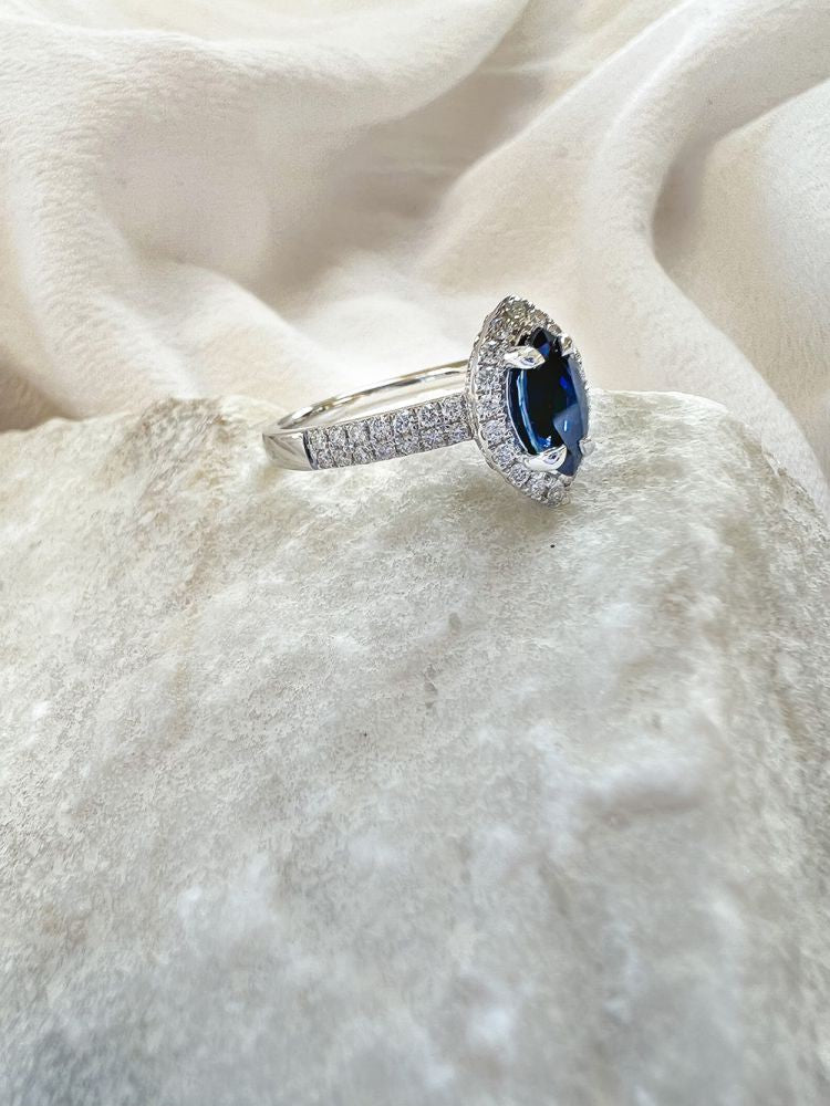 Anillo de oro blanco de 14 quilates con zafiro tallado en marquesa y 0,53 quilates de diamantes