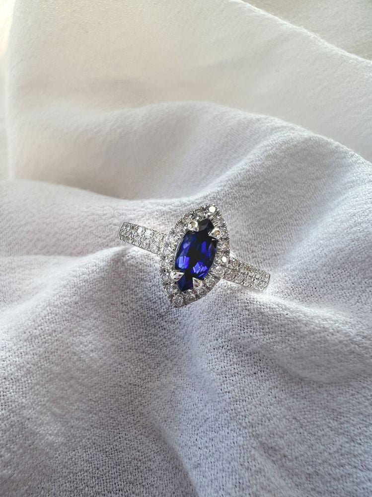 Anillo de oro blanco de 14 quilates con zafiro tallado en marquesa y 0,53 quilates de diamantes