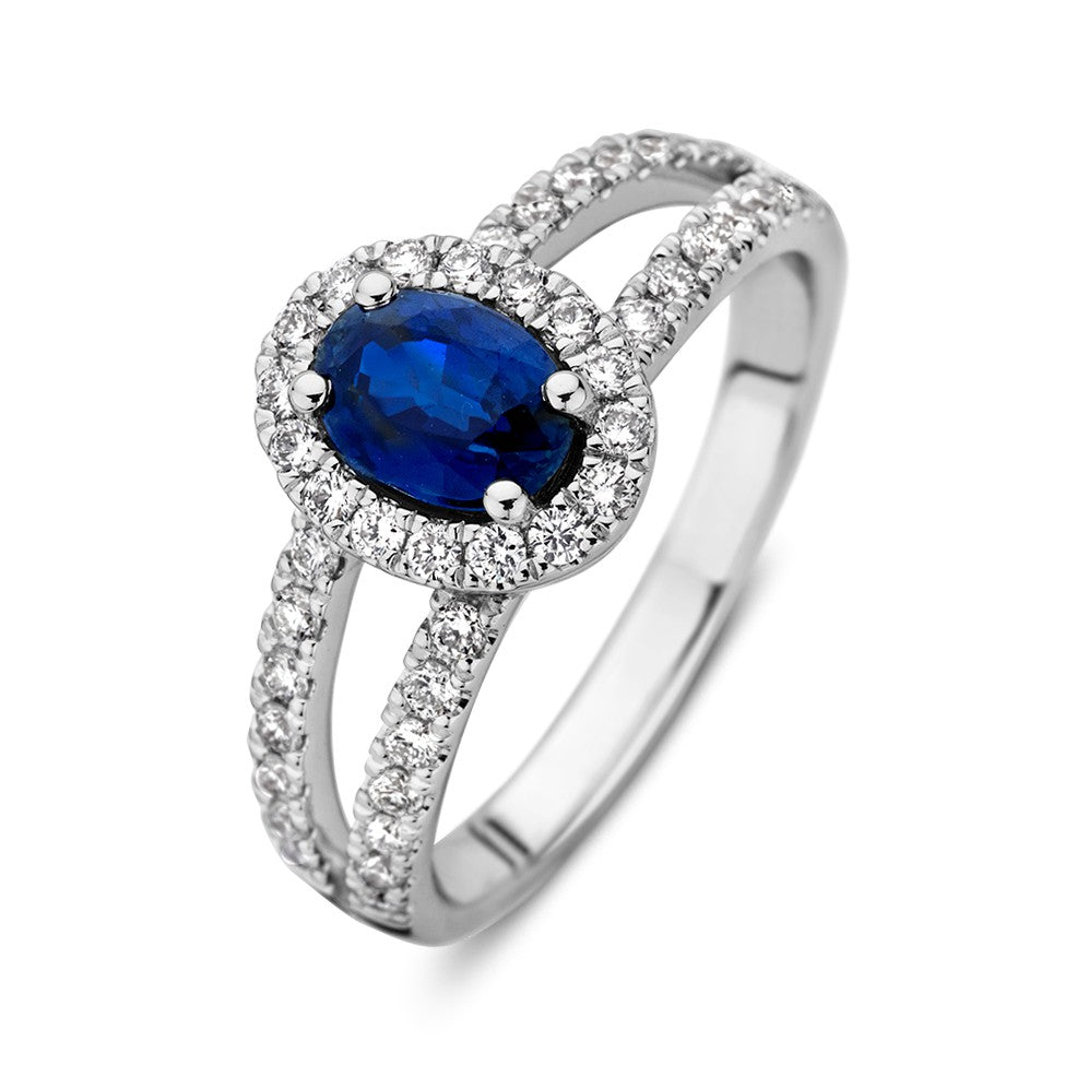 Anillo de oro blanco con zafiro azul ovalado y entorno de diamantes, 14 quilates, 1.02 ct de zafiro y 0.50 ct de diamantes.
