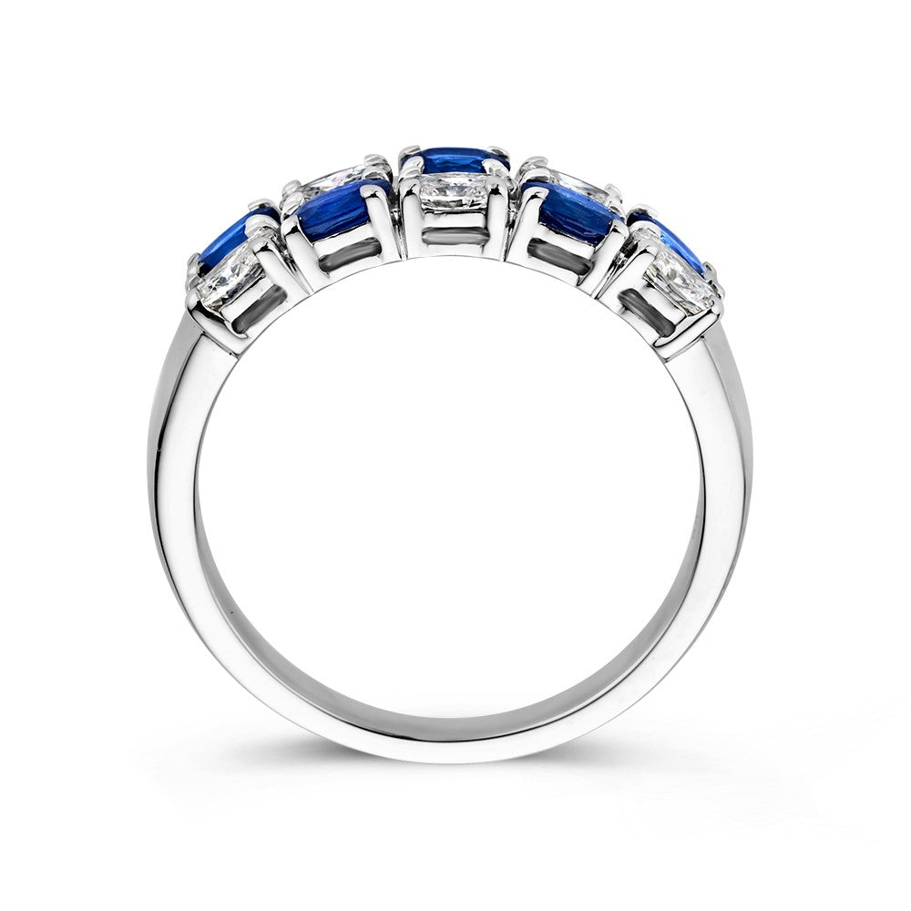 Anillo de oro blanco de 14 quilates con zafiro azul tallado en óvalo y diamantes de 0,70 quilates