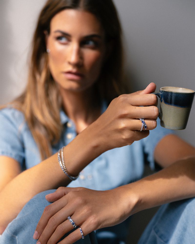 Anillo de oro blanco de 18kt con zafiro azul tallado en pera, aguamarina y diamantes de 0.50ct
