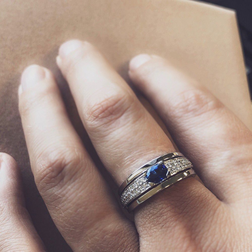 Anillo de mujer de oro blanco con zafiro y diamante – Una deslumbrante combinación de lujo