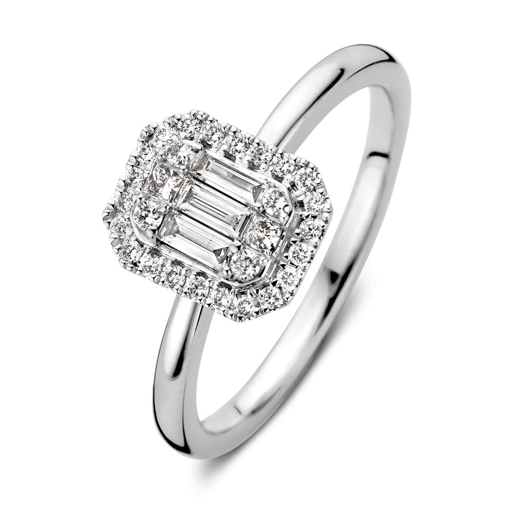 Anillo de oro blanco con diamantes baguette y brillantes, diseño rectangular.