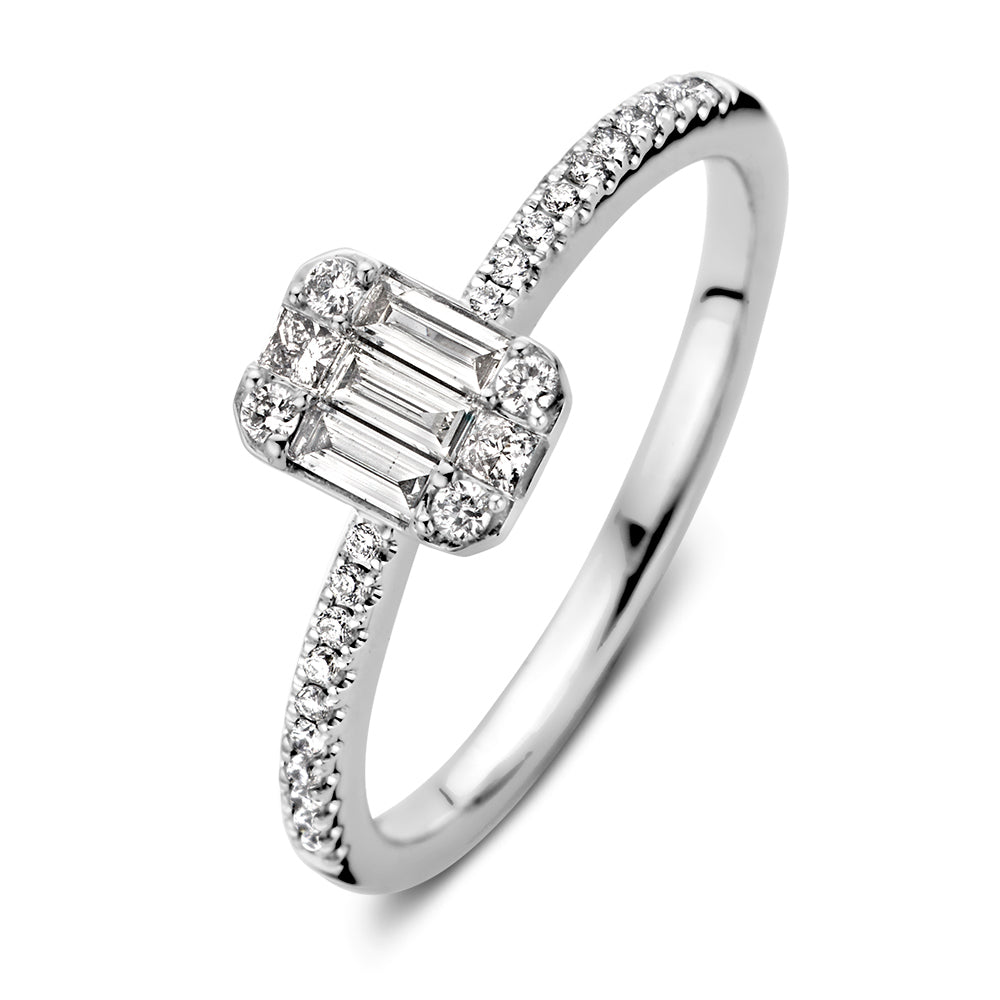 Anillo de oro blanco en forma de esmeralda con diamantes baguette y brillantes.