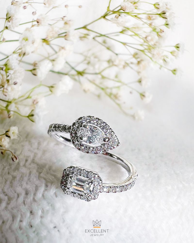 Anillo de oro blanco con diamantes - 0,68 quilates - diamantes en forma de esmeralda y pera