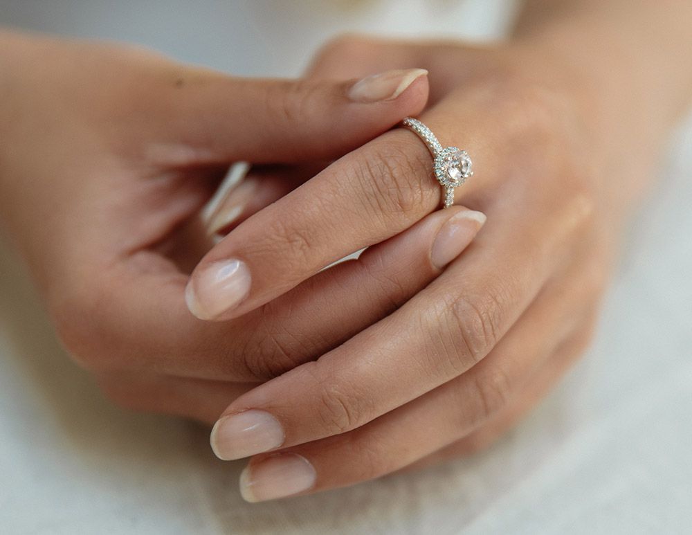 Anillo elegante de oro blanco con morganita y diamantes de corte brillante – 0.32 quilates