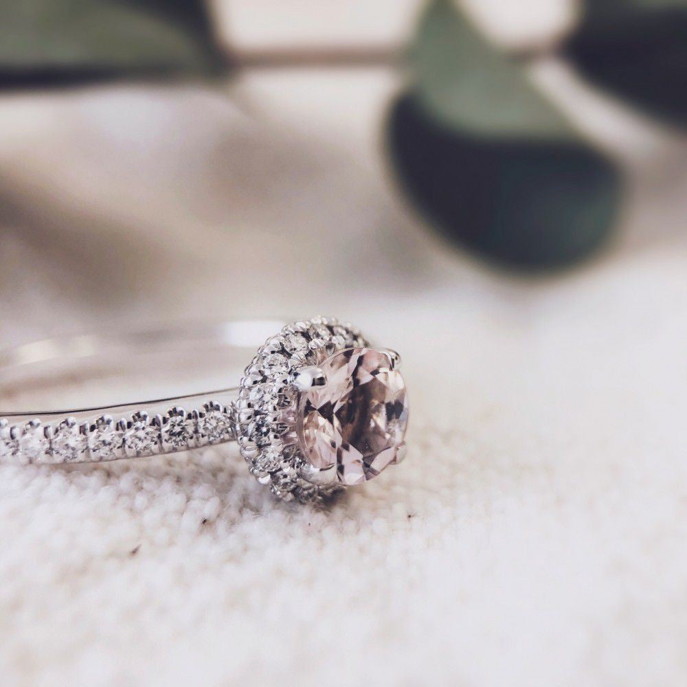 Anillo elegante de oro blanco con morganita y diamantes de corte brillante – 0.32 quilates
