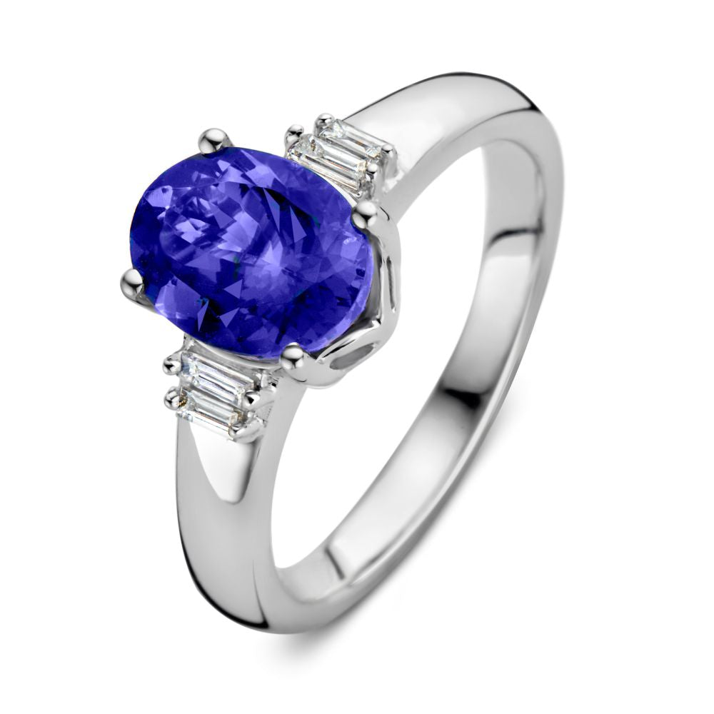 Anillo de oro blanco con tanzanita ovalada de 2.04 quilates y diamantes laterales.