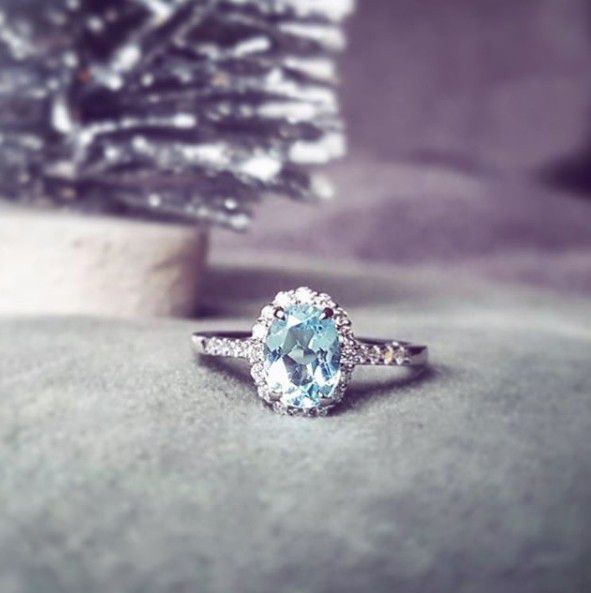 Exquisito Anillo de Oro Blanco con Topacio Azul de 1.70 Quilates y Diamantes Brillantes