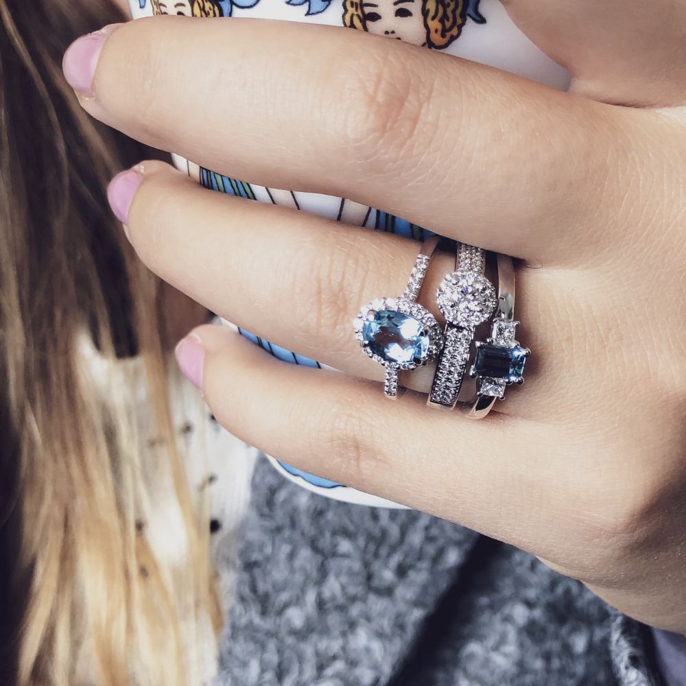 Exquisito Anillo de Oro Blanco con Topacio Azul de 1.70 Quilates y Diamantes Brillantes