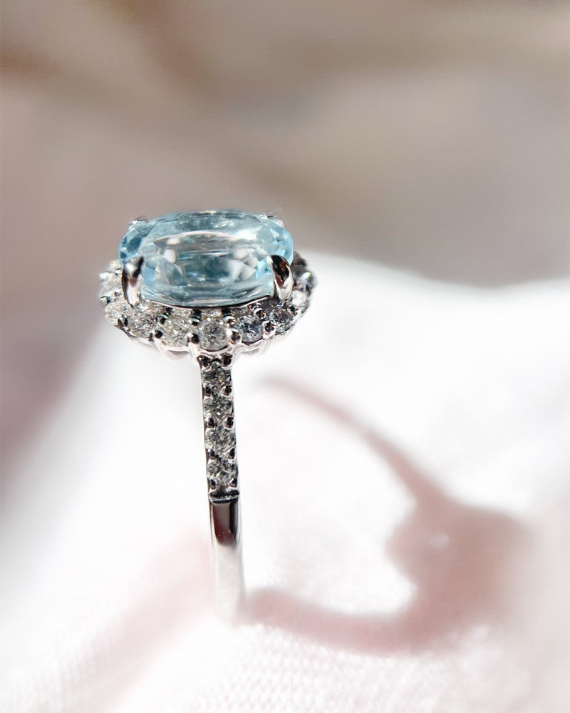 Exquisito Anillo de Oro Blanco con Topacio Azul de 1.70 Quilates y Diamantes Brillantes