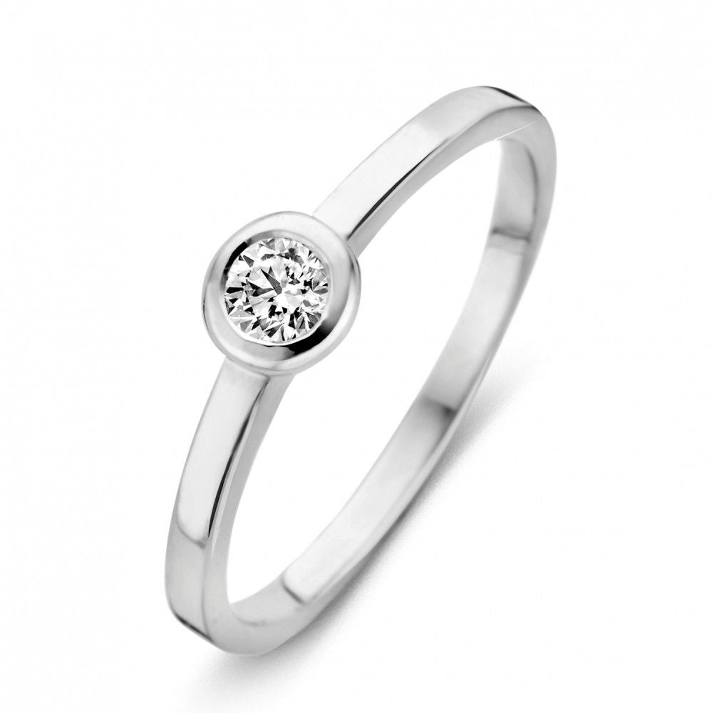 Anillo de oro blanco con circonita, diseño sencillo y brillante, ideal para combinar.