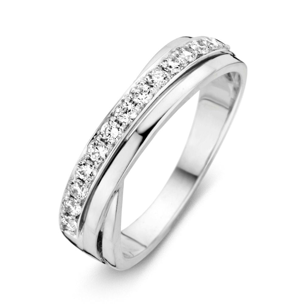 Anillo de oro blanco con circonitas, diseño elegante y atemporal, con un acabado pulido.