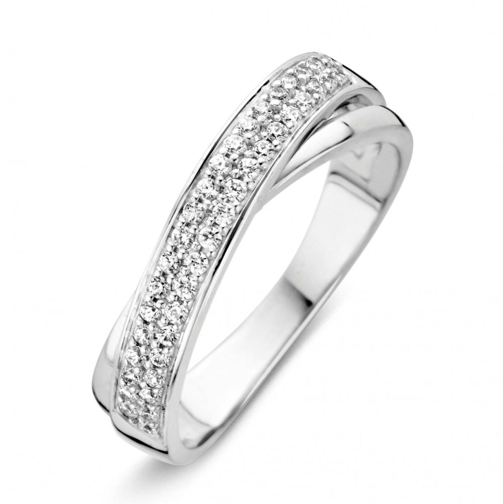 Anillo de oro blanco con circonitas, diseño ondulado y acabado pulido.