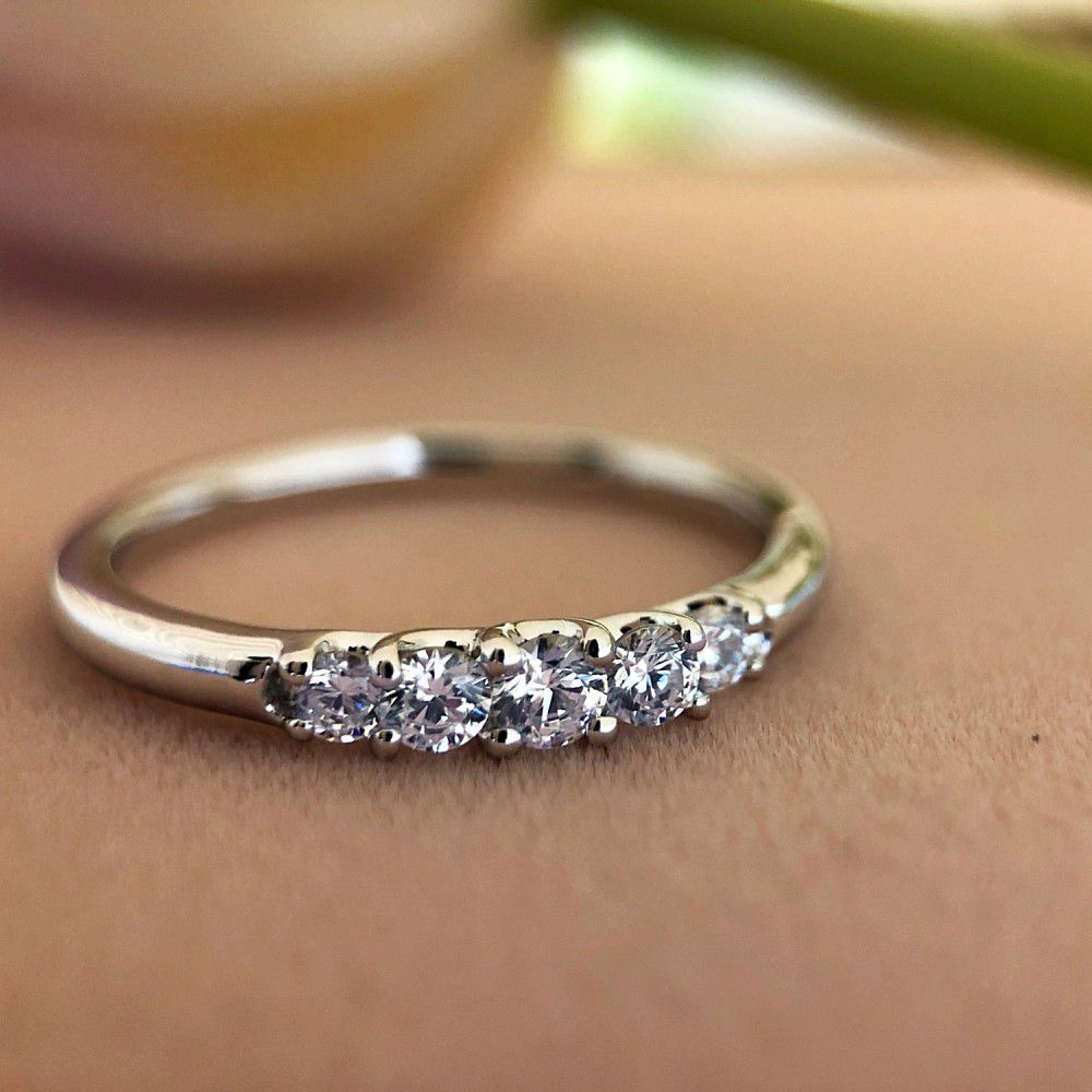 Anillo de oro blanco elegante con circonitas - Sutil y atemporal