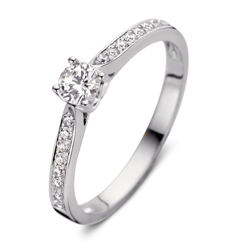 Anillo de oro blanco con corazón de circonita y detalles brillantes en los laterales.