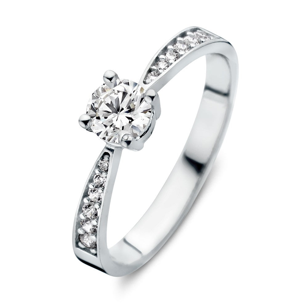 Anillo de oro blanco elegante con circonitas, diseño atemporal y brillante.