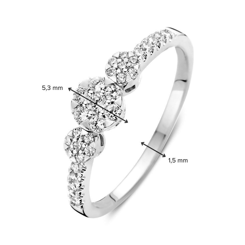 Anillo de tres piedras de oro blanco con circonitas y piedras laterales