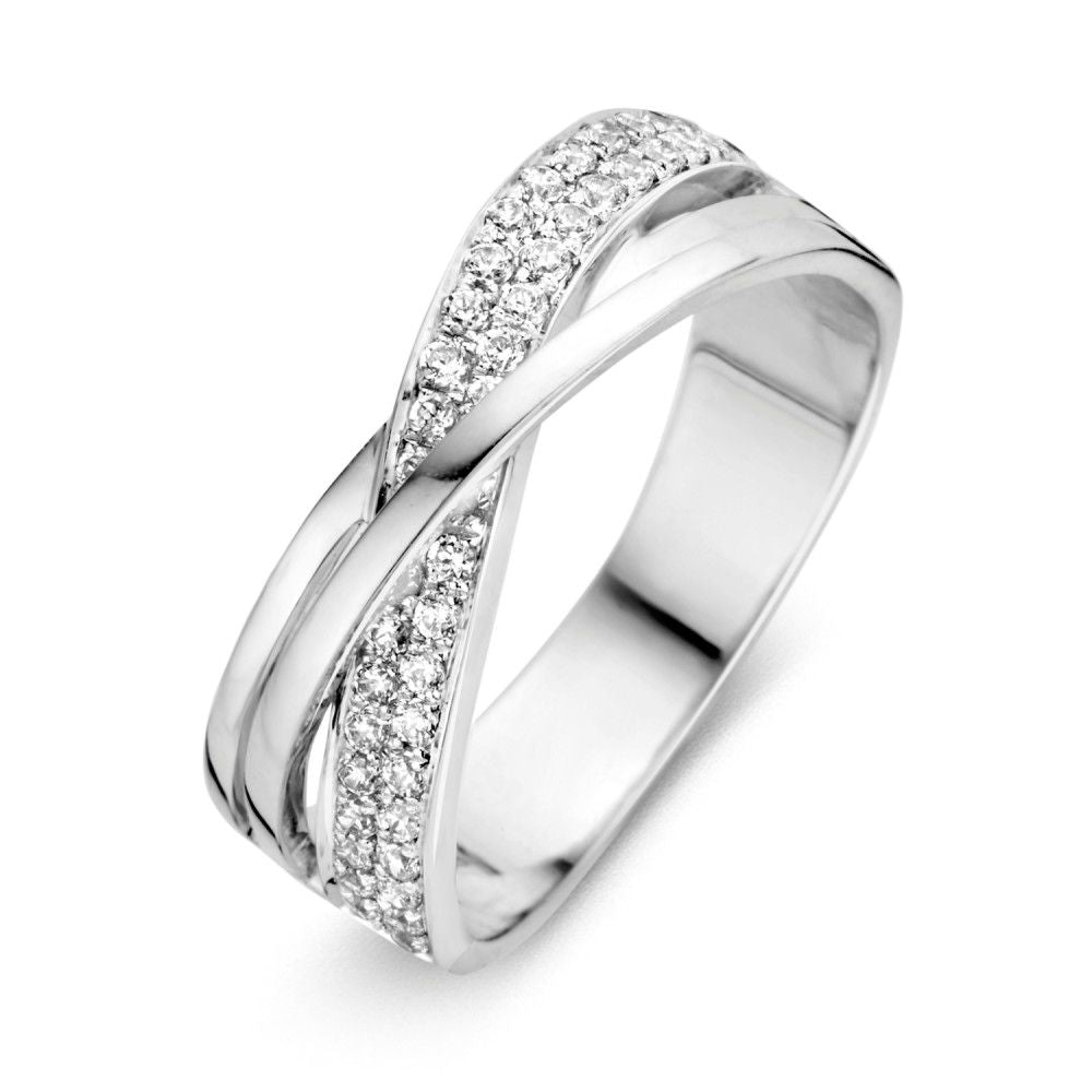 Anillo de oro blanco elegante con circonitas brillantes en un diseño atemporal.