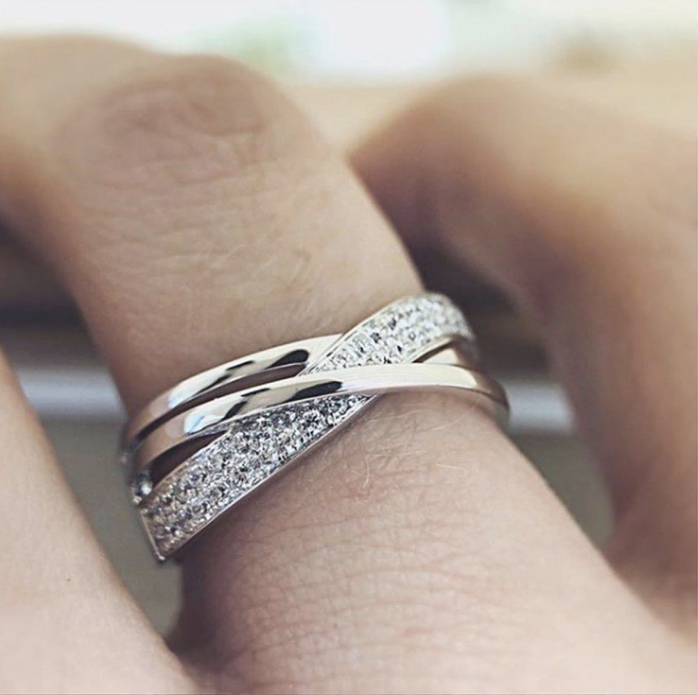 Anillo de oro blanco elegante con brillantes circonitas para un look atemporal