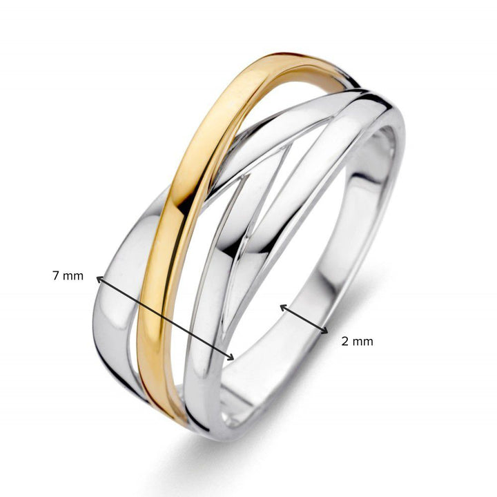 De Zilveren Damesring met 14 Karaat Geelgoud van Excellent Jewelry heeft twee verstrengelde banden (7 mm en 2 mm) in een tijdloos, minimalistisch design op een witte achtergrond.